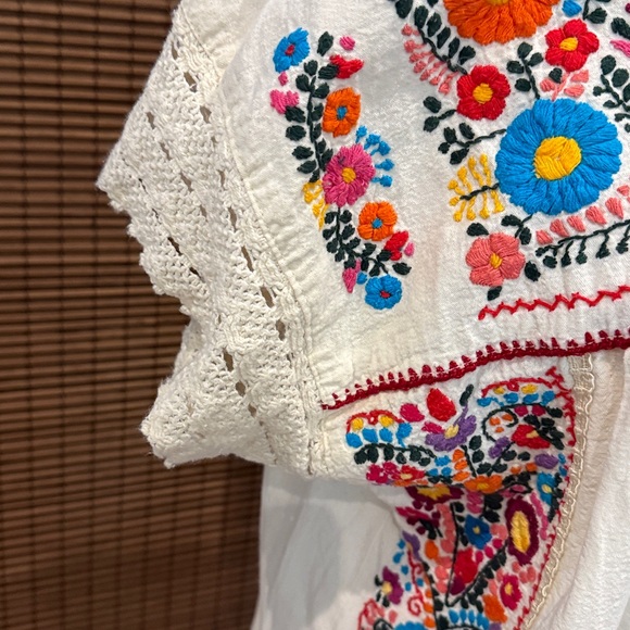 Vintage embroidered Mexican floral top GUC - Picture 2 of 3